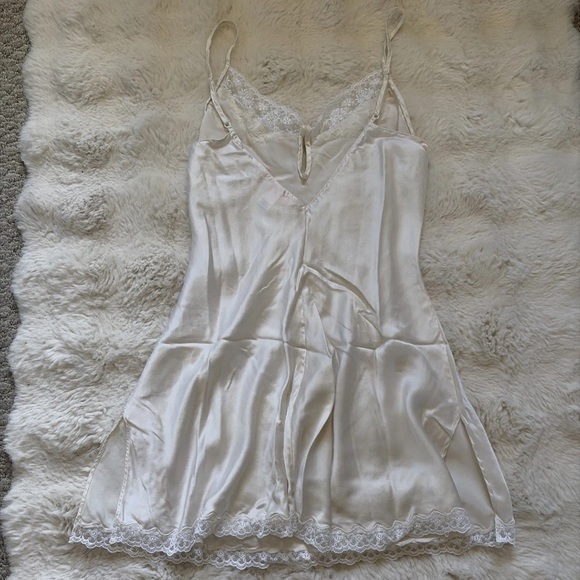 Victoria's Secret 100% silk Cream Lace Chemise - Picture 5 of 6